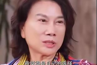 希望无碍！华子启动摆脱时扭到脚 被搀扶返回更衣室